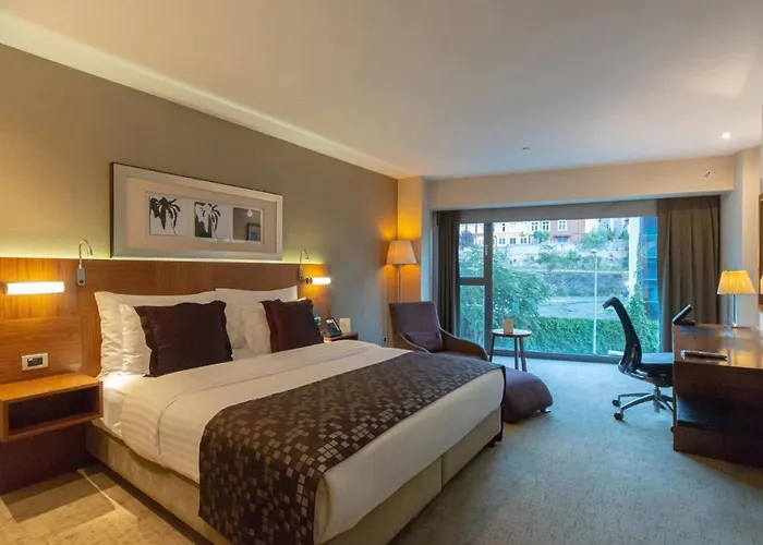 Hotel with pool: Crowne Plaza Istanbul Harbiye By Ihg